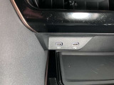 スマホやiPodを直接カーオーディオに接続できるAUX・USB端子や、携帯の充電などに便利なUSBポート(USB Type-C)を装備!車内にあると便利なアイテムのひとつですね