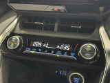 【左右独立オートエアコン】左右独立型、いわゆるデュアルエアコンです。運転席と助手席でそれぞれお好みの温度を設定可能です。