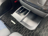 インストセンターロアBOX・グローブBOX・カップホルダー付きインストセンタースライドトレイ等、車内に持ち込んだ小物やドリンクが片付く収納も充実です。