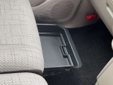 [助手席シートアンダーボックス]運転用の替え靴などを収納する事ができます!!