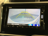 リバースギアに入れるだけで後方の表示へ切り替わります。夜間や雨の日の駐車も楽になりますよ。