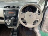 運転席まわりです。実際に座ってみて、乗り心地を体験してみてください,視界も良好です。