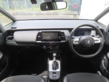 【インパネ周り】広々とした視界性の良い運転席です。ゆったりとした快適な乗り心地で運転できます。インテリアカラーはネイビー。機能性の高い撥水素材をあしらったアウトドアスタイルに仕立てました。