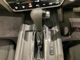 CVT車のセレクトレバーです。低速から高速まで、変速ショックのないスムーズな走りと、エンジン効率のよい領域を維持して燃費にも貢献します。