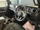 運転席になります。