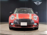 MINIのフロントグリルのデザインはイギリスで生まれた当初から、シルバーのサイドバーが折り重なった伝統的なデザインで御座います。その伝統はBMWのお車になってからでも少しずつ形を変えて守られております