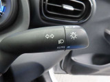 スイッチをオートに設定しておけば、車外の明るさに応じて自動的にヘッドランプを点灯・消灯します。夕暮れ時やトンネルの続く山道などを走行する時に便利なコンライトを装備しています。
