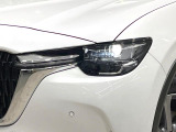 【LEDヘッドライト】悪天候や夜間走行時も良好な視界を確保し安心して運転できる高輝度LEDヘッドライトを装備!点灯速度が早く、消費電力も抑えられています。