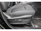 運転席パワーシート。シートリフター、前チルト、前後スライド、リクライニング、ランバーサポートの調整を電動化。最適なポジションを提供します。