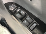 狭い駐車場で便利な電動格納ドアミラーが付いています。