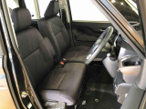 運転席の座面高さを調整できるシートリフターが付いています。フロントシートはベンチシートを採用で、座面も広く使い勝手もいいですよ♪