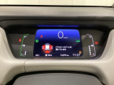 デジタル表示のスピードメーターとタコメーター、燃費やオドメーターなどの表示の他に、ホンダセンシング機能などの表示もできる多機能なマルチインフォメーション・ディスプレイです。