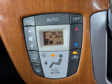 【オートエアコン】一度お好みの温度に設定すれば、車内の温度を検知し風量や温度を自動で調整。暑い&hellip;寒い&hellip;と何度もスイッチ操作をする必要はありません。快適な車内空間には必須の機能ですね♪
