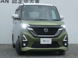アダプティブLEDヘッドライト。フロントカメラで前方の状況を検知し対向車や先行車に眩しい思いをさせることなく必要なところだけを遠くまで照射します。