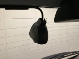 後方にもドライブレコーダーのカメラが付いています。前後両方でお車の周りを監視・記録いたします。