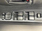 【電動格納ミラー】サイドミラーは電動格納式となっており、狭い駐車場でもキズがつくリスクを抑えられます。
