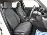 運転席のスペースはゆったりしていて、視界も広く確保されているので普段の運転からロングドライブまで快適です。