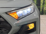 【LEDヘッドライト】悪天候や夜間走行時も良好な視界を確保し安心して運転できる高輝度LEDヘッドライトを装備!点灯速度が早く、消費電力も抑えられています。