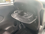 お弁当箱も余裕で置ける大きめのテーブル、カップホルダーも2つあり便利です。タブレットPCを固定できる溝付きで使わないときにはすっきり収納します。