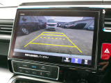 バックカメラの画像です。ガイドラインがスムースな車庫入れをサポートいたします。車庫入れの安心感がアップしますね。