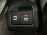 【電動パーキングブレーキ+オートブレーキホールド機能】 指先だけで簡単に操作が可能なパーキングブレーキ、スイッチを押すとブレーキペダルから足を離してもブレーキを保持できるオートブレーキホールド搭載。