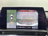 【パノラミックビューモニター】クルマを真上から見下ろした視点で駐車をサポートします!クルマの斜め後ろや真横など、いち早く障害物に気が付くことができます。
