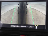 幅も大きいクルマなので、すれ違いも心配ですよね。バックカメラだけでなく、サイドカメラも装備しています。裏道のすれ違いの時なども、活躍してくれます。