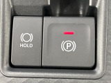 【電動パーキングブレーキ】パーキングブレーキは便利な電動式!ボタン一つで操作でき、アクセルを踏めば自動で解除されます♪レバーやペダルが無いので運転席廻りもすっきりしますね♪