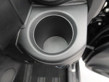 カップホルダーは運転席や助手席からちょうど手の届く位置です!!