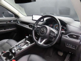 別角度からの運転席の画像です。オルガン式アクセルペダルの採用で運転時の疲労軽減に役立っています☆