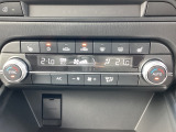 温度の設定のみで快適な風量やモードなどを自動調整してくれるフルオートエアコンを装備!