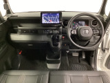 車内は光触媒抗菌消臭施工済です。スタイリッシュなデザインでスポーティなインパネ周りを演出します。グローブボックスやカップホルダーのほかにトレーなどたくさんの収納スペースが付いています。