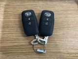 【スマートキー】 スマートキーを携帯していれば、ドアハンドルのボタンを押してロックの解除ができ、パワースライドドアもワンタッチで開閉できます。