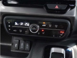 【オートエアコン】温度を設定すれば自動で快適な車内温度を保ちます。エアコン内部の高性能脱臭フィルターで車内のアレルゲンや花粉を除去。