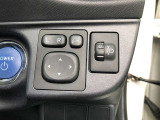 電動格納式ドアミラー付き。 狭い駐車場へ停めた時に、ボタン1つで左右のミラーをたたむ事ができます。