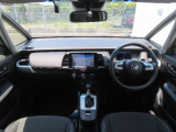 【インパネ周り】広々とした視界性の良い運転席です。ゆったりとした快適な乗り心地で運転できます。フロントピラーを極細にすることで視界の爽快さはもちろん、右左折時もしっかりと安全確認することができます!