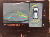 パノラミックビューモニター付きです。車両を上から見たような映像を画面に表示。運転席からの目視だけでは見にくい車両周辺の状況をリアルタイムでしっかりと確認できます。