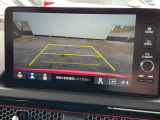【リアカメラ】リバースに入れるだけで後方の映像が映ります。安全確認や、狭い駐車場での車庫入れ、雨の日や夜間など視界の悪い時に便利です。安全にバックする為には欠かせない装備です。