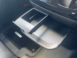 インストセンターロアBOX・グローブBOX・カップホルダー付きインストセンタースライドトレイ等、車内に持ち込んだ小物やドリンクが片付く収納も充実です。
