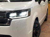 【LEDヘッドライト】悪天候や夜間走行時も良好な視界を確保し安心して運転できる高輝度LEDヘッドライトを装備!点灯速度が早く、消費電力も抑えられています。
