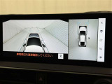 【パノラミックビューモニター】クルマの前後左右に搭載したカメラから取り込んだ画像を合成し、車両を上から見たような画像をディスプレイに表示します。