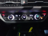 運転席からも手が届きやすく、操作しやすい空調コントロールパネル。オートエアコンなので操作の煩わしさが無くオールシーズン快適にドライブできます。快適空間で運転に集中できますね。