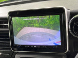 【バックカメラ】駐車時に後方がリアルタイム映像で確認できます。大型商業施設や立体駐車場での駐車時や、夜間のバック時に大活躍!運転スキルに関わらず、今や必須となった装備のひとつです!