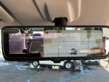 インテリジェントルームミラーは後席の人やヘッドレスト、荷室に積んだ荷物などで後が見にくい時でも、車両後方のカメラ映像をミラー面に映し出すので、いつでもクリアな後方視界が得られます。