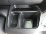運転席側の手の届きやすい位置にもドリンクホルダーが付いています。