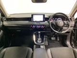 車内は光触媒抗菌消臭施工済です。スタイリッシュなデザインでスポーティなインパネ周りを演出します。グローブボックスやカップホルダーのほかにトレーなどたくさんの収納スペースが付いています。