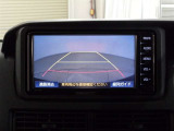 バックガイドモニター(バックモニター)付き。車両後方の映像をナビ画面に表示し、駐車などの後退操作をサポートします。