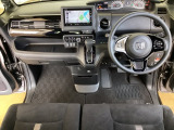 車内は光触媒抗菌消臭施工済です。インパネ周りはスタイリッシュなデザインで機能や装備も充実しています。グローブボックスやカップホルダーのほかにトレーなどたくさんの収納スペースが付いています。