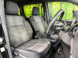 運転席まわりには十分なスペースがあり、大柄な方でもゆったり運転していただける環境です。