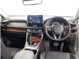 オシャレなインテリアで運転する気分も盛り上がりますよね^^